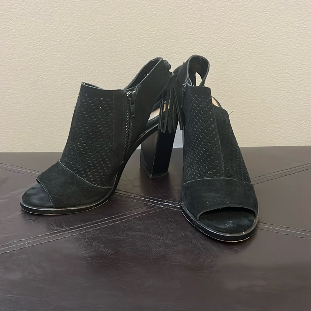 These Gianni Bini black heels have tassel accents in the back.